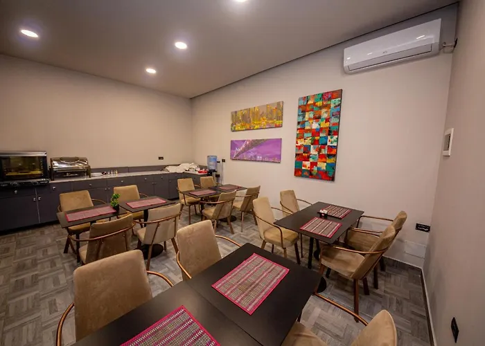 Center מלון 4*